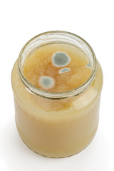 Apfelmus mit Schimmelbefall