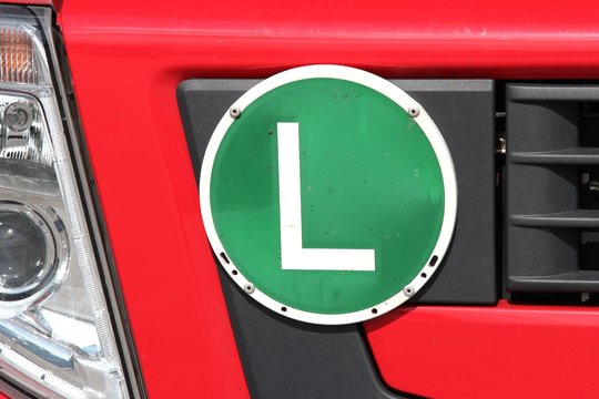 Plakette an einem l&auml;rmarmen LKW
