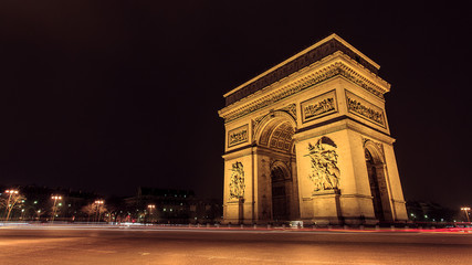 Fototapeta na wymiar Paryż, Słynny Łuk Triumfalny z banderą Francji
