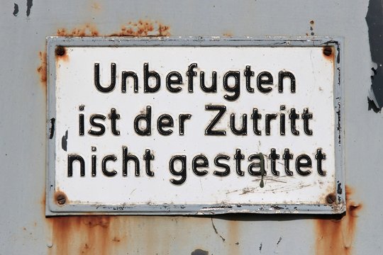 Schild: Unbefugten ist der Zutritt nicht gestattet
