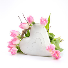 Blumen umrahmen weißes Herz