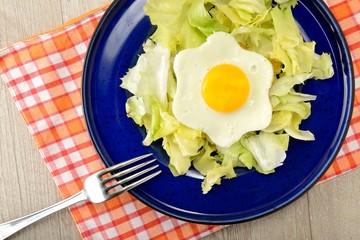 uova al tegamino con contorno d’insalata