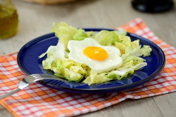 uova al tegamino con contorno d’insalata