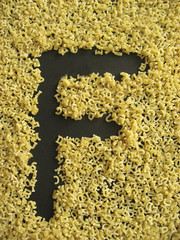Pâtes lettre F typographiée