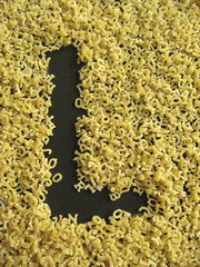 Pâtes lettre L typographiée