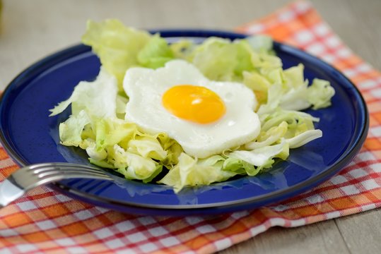 uova al tegamino con contorno d’insalata