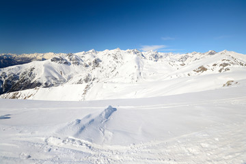 Fototapeta na wymiar Snowy slope with superb panoramic view