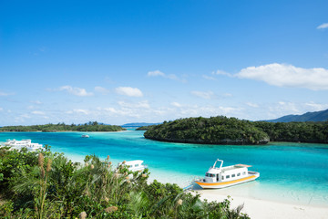 Obraz premium White sandy beach with clear blue lagoon water
