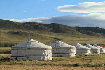 Jurten Siedlung in der mongolischen Steppe