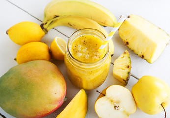 Naklejka na ściany i meble Świeżych organicznych żółty smoothie z bananów, mango, jabłka, gruszki, p