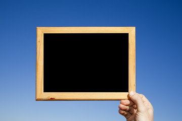 Mano sujetando pizarra negra