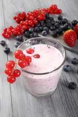 frullato con frutti di bosco sfondo grigio