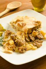 Panada, torta salata ripiena di agnello e patate, cucina sarda
