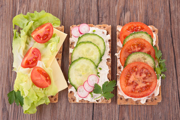crispbread with vegetables