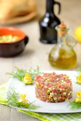 Tartare di tonno crudo con fiori di zucca, zucchine e scalogno