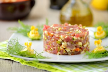 Tartare di tonno crudo con fiori di zucca, zucchine e scalogno
