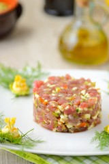 Tartare di tonno crudo con fiori di zucca, zucchine e scalogno