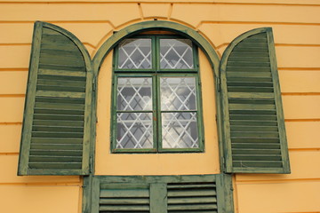 Fenster mit Fensterläden am Schloss Esterhazy