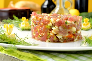 Tartare di tonno crudo con fiori di zucca, zucchine e scalogno
