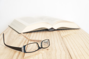 Libro y gafas