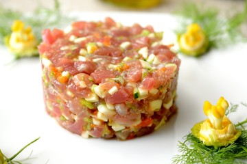 Tartare di tonno crudo con fiori di zucca, zucchine e scalogno