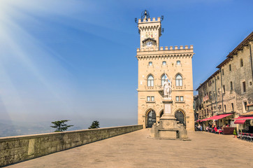 Obraz premium Public Palace and Statue of Liberty in San Marino Republic