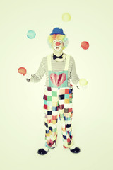 Clown jongliert mit Bällen