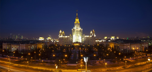 Fototapeta na wymiar Uniwersytet Moskwa w nocy. Widok z góry. Panorama