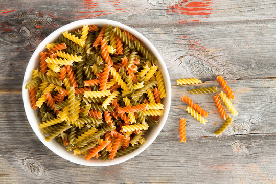 Colourful bowl of tomato and spinach fusilli pasta