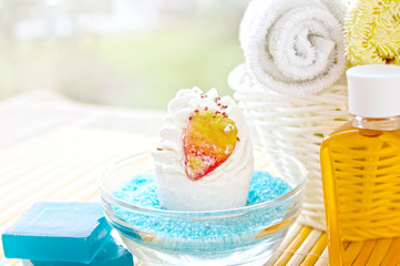 Obraz na płótnie Canvas Cupcake z soli do kąpieli i mydła