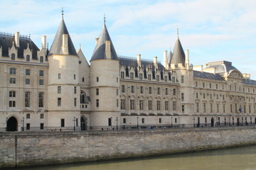 Fototapeta na wymiar Chateau renaissance au bord de la seine