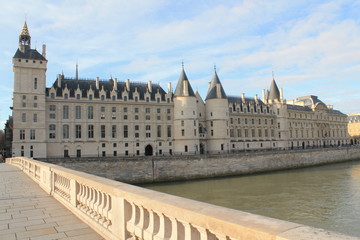 Fototapeta na wymiar Chateau au bord de la seine, Paris