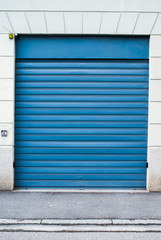 Porta garage blu, saracinesca