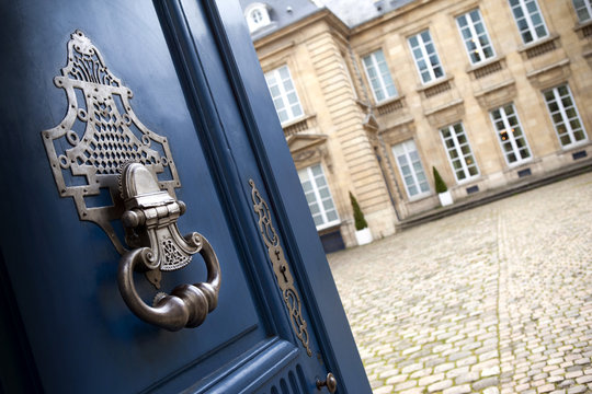 Porte d'entr&eacute;e et heurtoir d'un h&ocirc;tel particulier fran&ccedil;ais &agrave; Bordeaux
