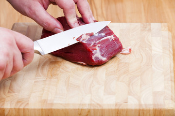 Fettreste von Rinderfilet mit Messer entfernen
