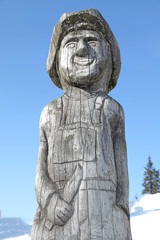 Fototapeta na wymiar Drewniana statua i Smrekovica ośrodki narciarskie, Słowacja