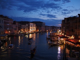 Fototapeta na wymiar Nocny widok na miasto z wody Wenecja Włochy