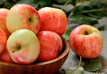 Fototapeta na wymiar Red ripe apples in bowl