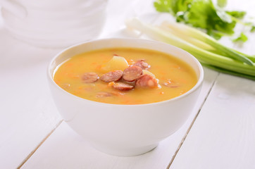 Pea soup in bowl