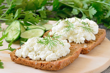 Sandwiches with curd cheese