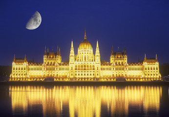 Fototapeta premium Parliament building and Moon.