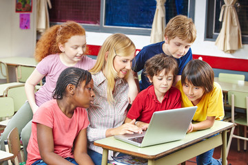 Schüler und Lehrer mit Laptop im Internet