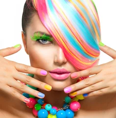 Zelfklevend Fotobehang Schoonheidsmeisjesportret met kleurrijke make-up, haar en accessoires © Subbotina Anna