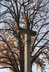 Croix au centre de Pérouges.