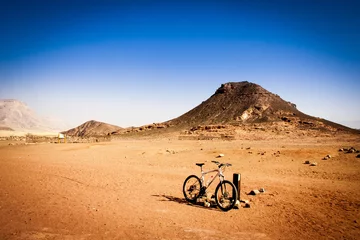 Zelfklevend Fotobehang woestijn fiets © roroby