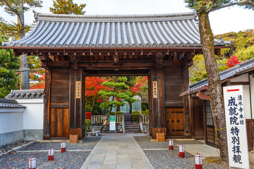 Fototapeta na wymiar a Gate to a garden at Kiyomizu-dera in Kyoto