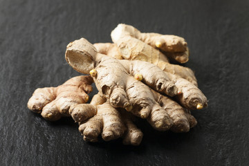 rohen Ingwer auf Schiefer