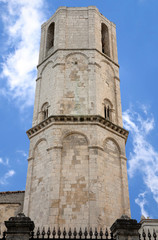 Fototapeta na wymiar Ośmioboczna wieża sanktuarium św Michała Archanioła