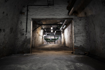 Fototapeta na wymiar wewnątrz starego budynku przemysłowego, piwnicy