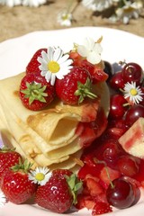 Pfannkuchen mit roter Grütze - Sommer Gerichte mit roten Früchten - Grußkarte Pfannkuchen